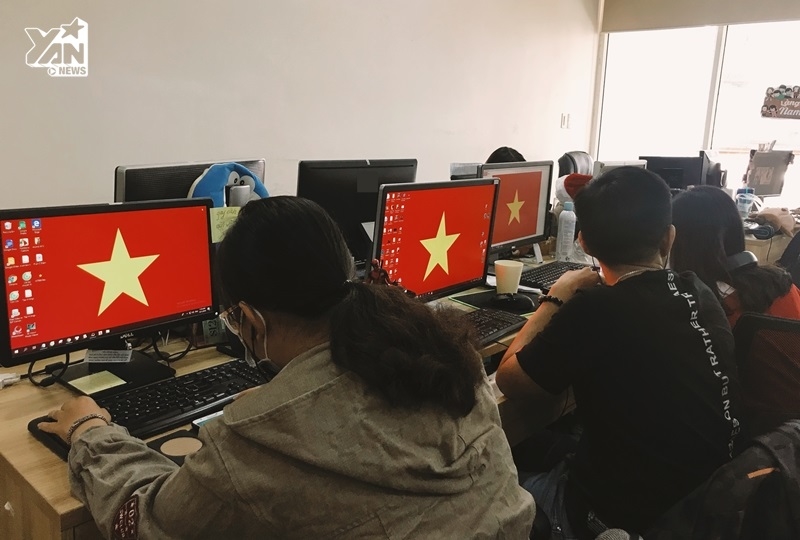 
Nhiều văn phòng thể hiện không khí bằng cách đồng loạt đổi ảnh cờ đỏ sao vàng trên màn hình máy tính