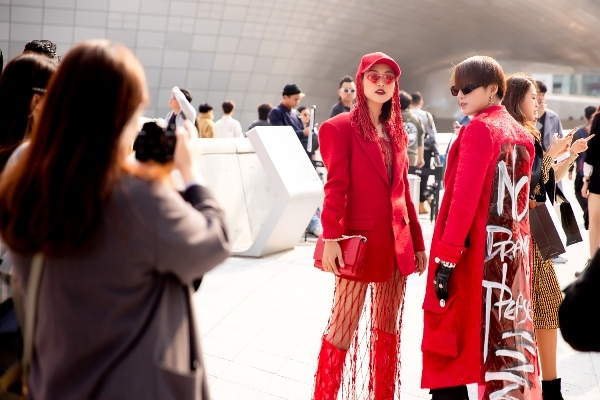 
"Hộ tống" Hoàng Oanh đến Seoul Fashion Week lần này là stylist Kye Nguyễn. Anh chàng cũng chọn cho mình bộ cánh cùng màu với nữ MC và tạo nên hiệu ứng thu hút không hề nhỏ.