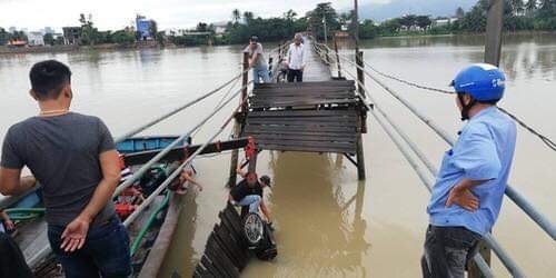 Nha Trang: Sập cầu bắc qua sông Cái, nhiều người và xe máy rơi xuống sông