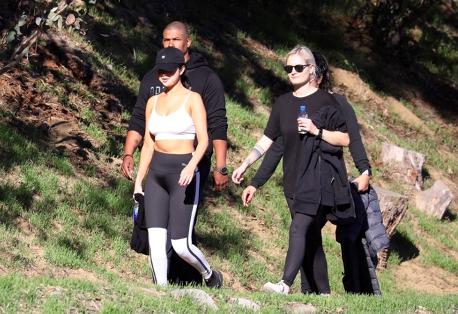 
Selena Gomez vừa bị bắt gặp đang đi bộ cùng vài người bạn.