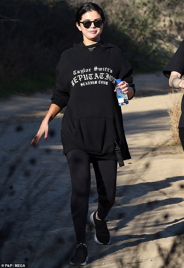 
Selena xuất hiện với chiếc áo có dòng chữ liên quan đến Taylor.