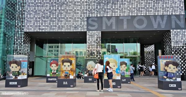 
SM Town là trung tâm triển lãm các sản phẩm liên quan đến Idol nhà SM.