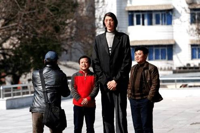 
Dù sớm chia tay với bóng rổ, nhưng Xia Shujuan cao 2m36 có cuộc sống khá viên mãn. Sau khi giải nghệ, anh về nhà làm nghề chăn gia súc và đạt được những thành công nhất định. Hiện tại, Xia Shujuan đang sống rất hạnh phúc bên vợ “tí hon” thấp hơn 68cm.