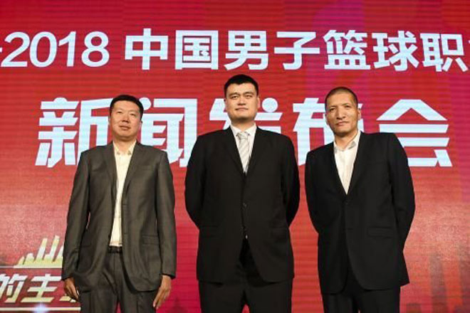 
Yao Ming cao 2m29 (ở giữa), sở hữu sự nghiệp bóng rổ may mắn hơn những đồng đội thi đấu cùng thời khi có cơ hội phát triển tài năng một cách triệt để. Hiện tại Yao Ming đang giữ chức Chủ tịch Liên đoàn Bóng rổ Trung Quốc.