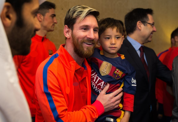 
Em được Messi tặng cho một chiếc áo đấu và một quả bóng có chữ ký của mình.