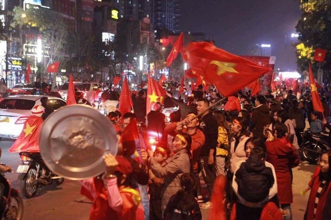 
Những hình ảnh dễ thấy trong mỗi đợt “bão” ăn mừng ĐT bóng đá Việt Nam - Ảnh: Internet
