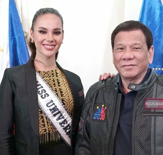 Sau khi về nước bằng phi cơ riêng, tân Hoa hậu Hoàn vũ được tổng thống Philippines đón chào - Tin sao Viet - Tin tuc sao Viet - Scandal sao Viet - Tin tuc cua Sao - Tin cua Sao