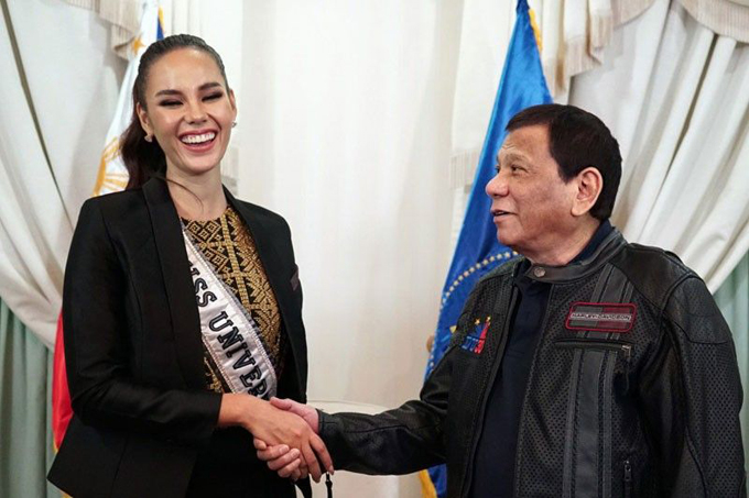 Sau khi về nước bằng phi cơ riêng, tân Hoa hậu Hoàn vũ được tổng thống Philippines đón chào - Tin sao Viet - Tin tuc sao Viet - Scandal sao Viet - Tin tuc cua Sao - Tin cua Sao