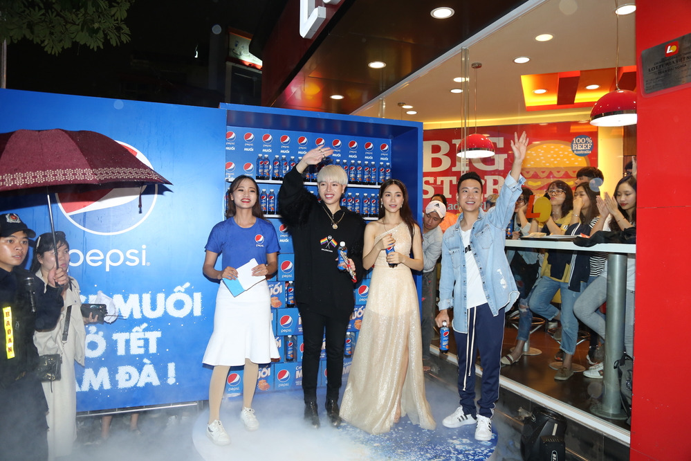 
Màn ra mắt hoành tráng của Pepsi Muối với sự quy tụ đông đảo các sao Việt tham gia “Mở Pepsi. Mở Tết đậm đà”