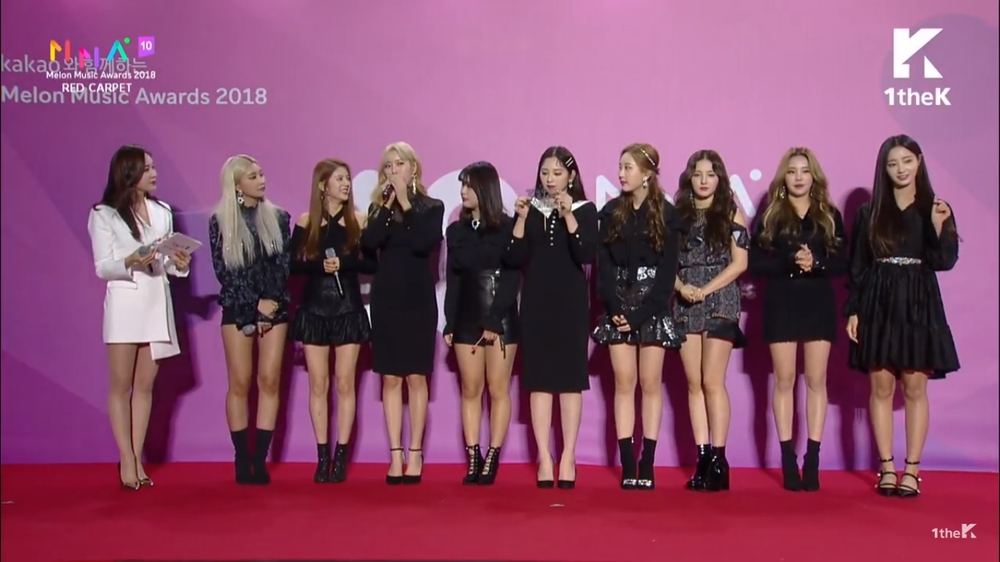 
MOMOLAND diện toàn bộ đồ đen đến với Melon Music Awards.