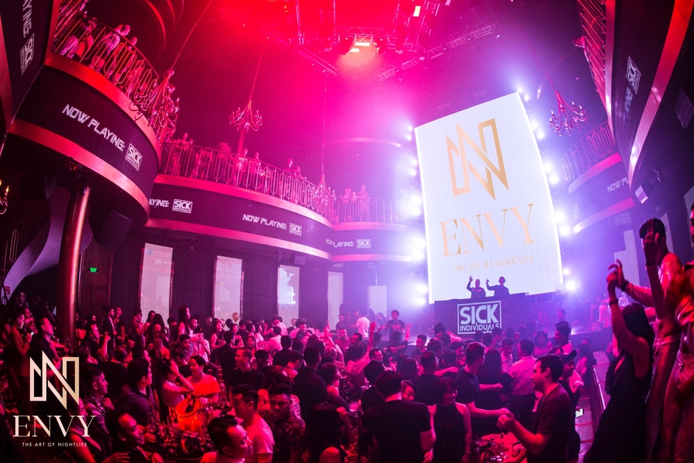 
Sự lớn mạnh của thị trường nightlife đã mang tới nhiều cơ hội cho các lounge bar phát triển; trong số đó, phải kể đến Envy Club - một trong những club được xây dựng trên nền móng của một tòa nhà với kiến trúc Đông dương cổ điển.