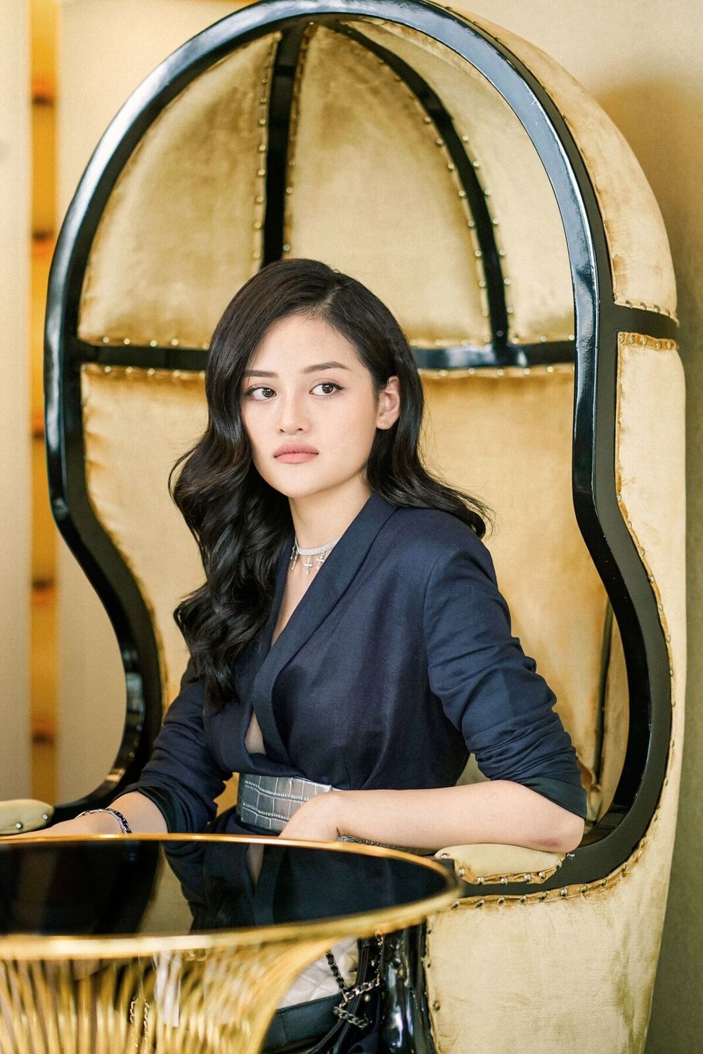  Nữ diễn viên Thuỳ Anh vai cô nàng tóc vàng hoe Kiki Ngô