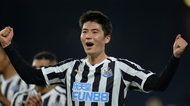 
Không thể giúp Swansea City trụ hạng ở mùa giải năm ngoái, tuy nhiên Ki Sung-Yueng vẫn tiếp tục góp mặt tại Ngoại hạng Anh mùa này khi chuyển sang khoác áo CLB Newcastle. Anh đã ra sân thi đấu 11 trận tại Premier League 2018/19. Trong màu áo đội tuyển Quốc gia, Ki Sung-Yueng đã có tổng cộng 103 lần khoác áo đội tuyển Hàn Quốc.