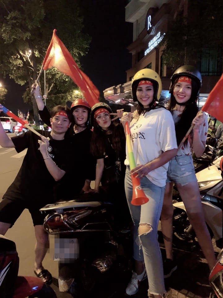
Hình ảnh Tiểu Vy giản dị đi xe máy cùng bạn bè cổ vũ cho đội tuyển Việt Nam khiến fan thích thú. - Tin sao Viet - Tin tuc sao Viet - Scandal sao Viet - Tin tuc cua Sao - Tin cua Sao