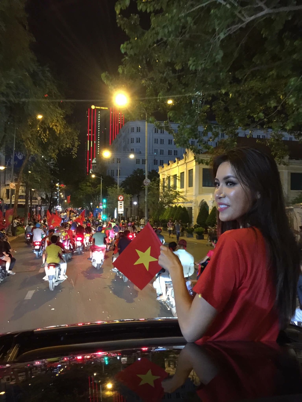 
Trong quá trình dự thi Hoa hậu Siêu quốc gia 2018, Minh Tú vẫn dành thời gian theo dõi các trận đấu của đội tuyển Việt Nam. - Tin sao Viet - Tin tuc sao Viet - Scandal sao Viet - Tin tuc cua Sao - Tin cua Sao