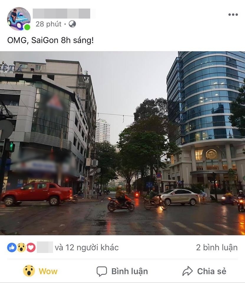 
Trời Sài Gòn lúc 8 giờ sáng vẫn tối sầm, người dân vẫn phải bật đèn xe để di chuyển.