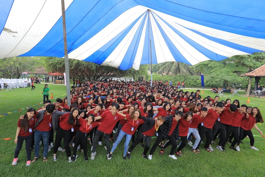 
Hơn 800 sinh viên khoa Du lịch và Việt Nam học hào hứng trong buổi lễ nhập môn.