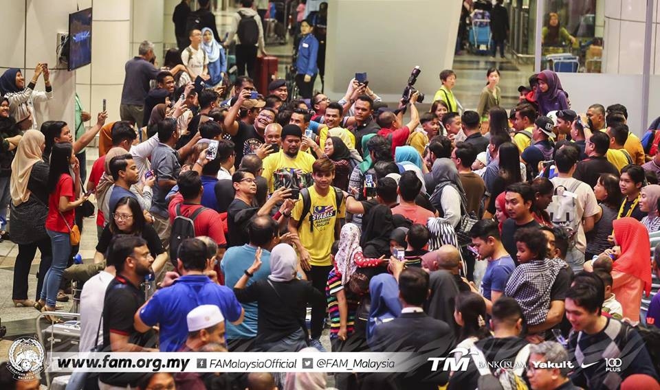 
Rất đông cổ động viên đã tới sân bay chờ đón cầu thủ Malaysia trở về.