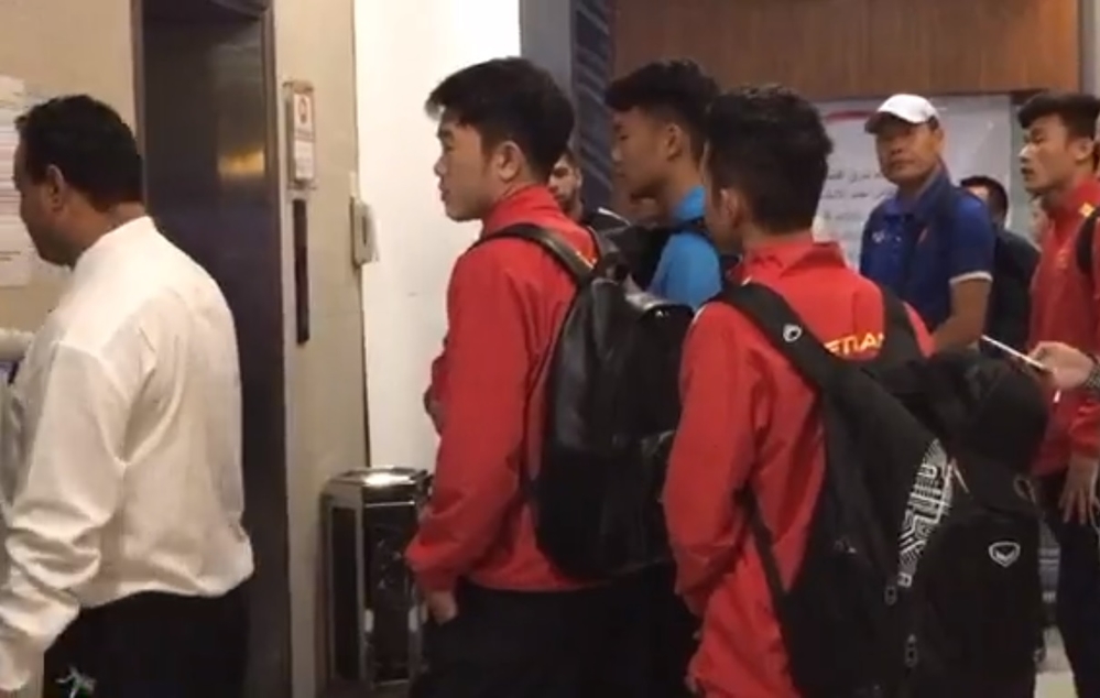 
Tuy chờ hơi lâu một chút, song cuối cùng các cầu thủ tuyển Việt Nam cũng đã về được phòng và còn để lại ấn tượng rất tốt đẹp với những nhân viên khách sạn có mặt tại đó.