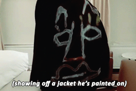 
V còn vẽ lên áo, anh chàng chia sẻ rằng mình lấy cảm hứng từ tranh của Basquiat