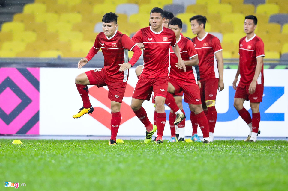 
Quang Hải và các đồng đội tập luyện hăng say dưới cơn mưa nặng hạt ở Bukit Jalil. ĐT Việt Nam sẽ thi đấu trận chung kết lượt đi với ĐT Malaysia vào lúc 19h45 (giờ Việt Nam) ngày 11/12. Đây là khung giờ thi đấu muộn nhất tại AFF Cup năm nay. (Ảnh: Zing.vn)