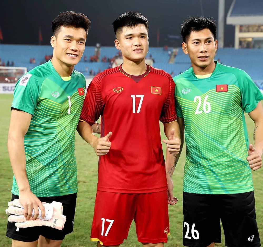 
Chưa thể hiện được nhiều tại AFF Cup 2018, Lục Xuân Hưng (giữa) đặt nhiều kỳ vọng tại ASIAN Cup 2019 nhưng chấn thương lại một lần nữa khiến cầu thủ của FLC Thanh Hóa bỏ lỡ cơ hội. 
