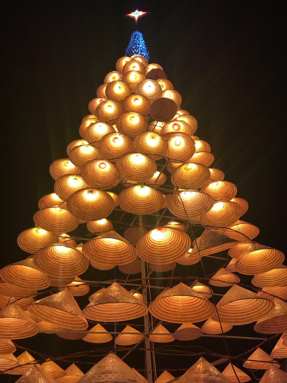 
Cây thông được làm từ nón lá mang đậm hồn dân tộc Việt.