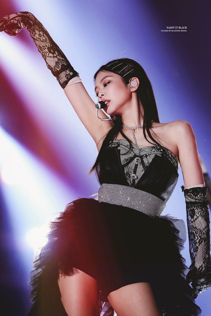 
Dù có bị stylist "dìm thảm" khi đi thảm đỏ SBS Gayo Daejun 2019 thì khi lên sân khấu, không gì có thể cản trở Jennie tỏa sáng. Cô nàng luôn mang đến những màn biểu diễn cực chất và mãn nhãn đến cho người hâm mộ.