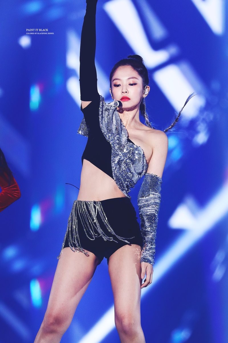 
Tại sân khấu Melon Music Awards năm 2018 vừa rồi, Jennie cũng khiến người hâm mộ một phen đau tim bởi màn trình diễn cực kỳ sang chảnh và lôi cuốn trên sân khấu. 