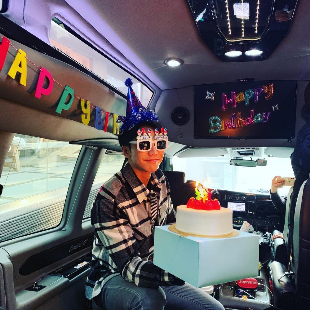 
Tài tử Lee Seung Gi mừng sinh nhật đặc biệt ở phim trường. Anh ăn mừng trong bữa tiệc nhỏ vô cùng dễ thương trên xe.