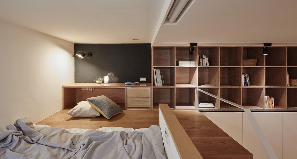 
Gác lửng phía trên là phòng ngủ. Không gian nghỉ ngơi này được thiết kế với gỗ tạo cảm giác ấm cúng