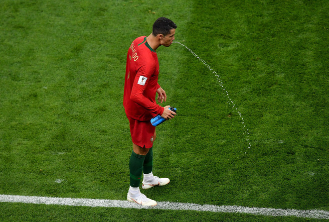 
Một khoảnh khắc thú vị của Cristiano Ronaldo khi ăn súc miệng rồi nhổ ra sân.