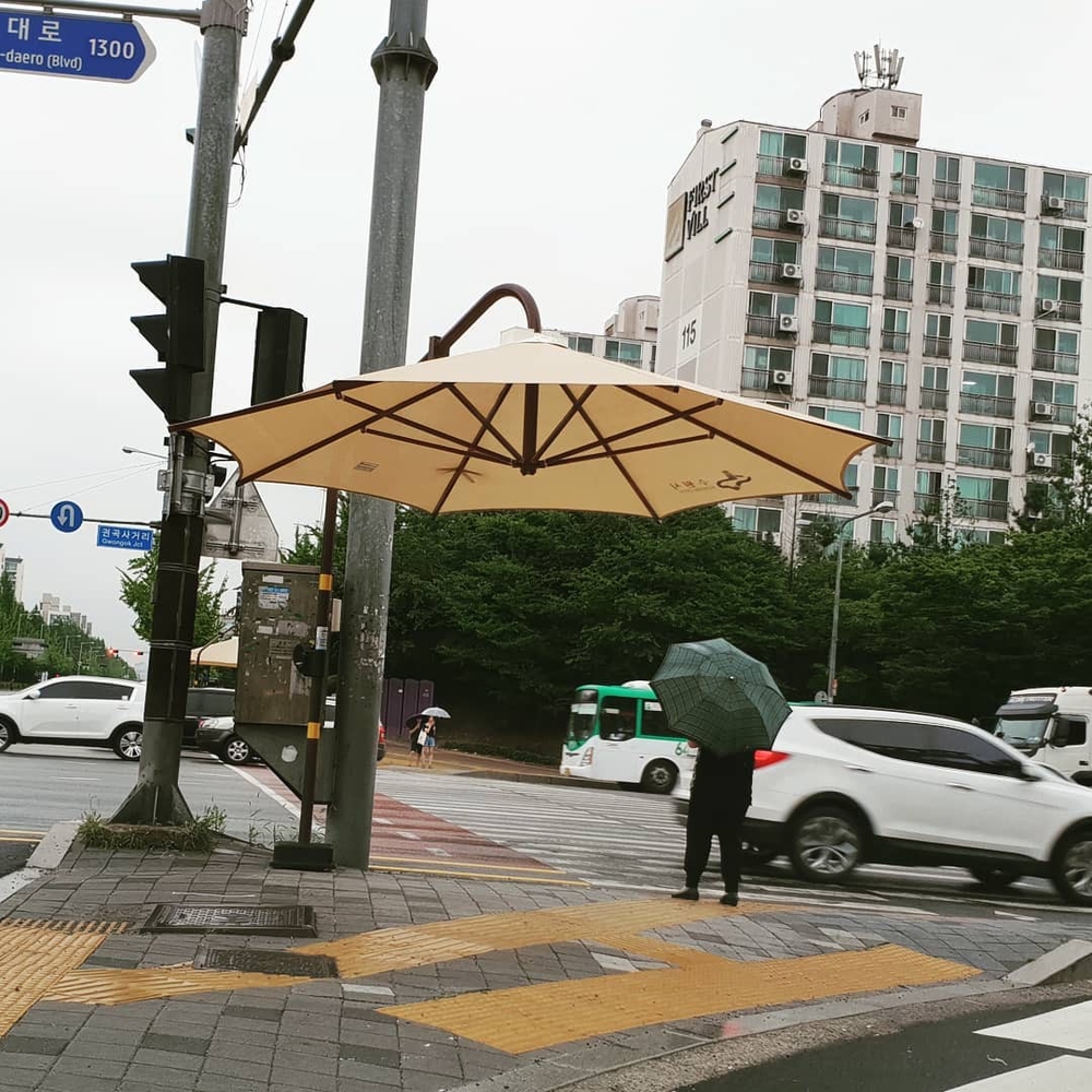 
Những đám đông chờ đèn xanh qua đường sẽ chẳng bao giờ ngại thời tiết mưa nắng nhờ chiếc ô khổng lồ này