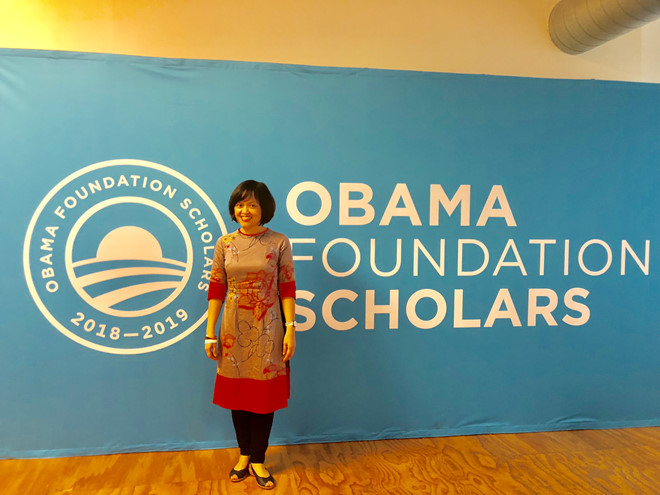 Bà Hồng mặc áo dài Việt Nam khi tham gia các hoạt động ngoại khóa của Chương trình Học giả Quỹ Obama. Ảnh: Thanh niên Online