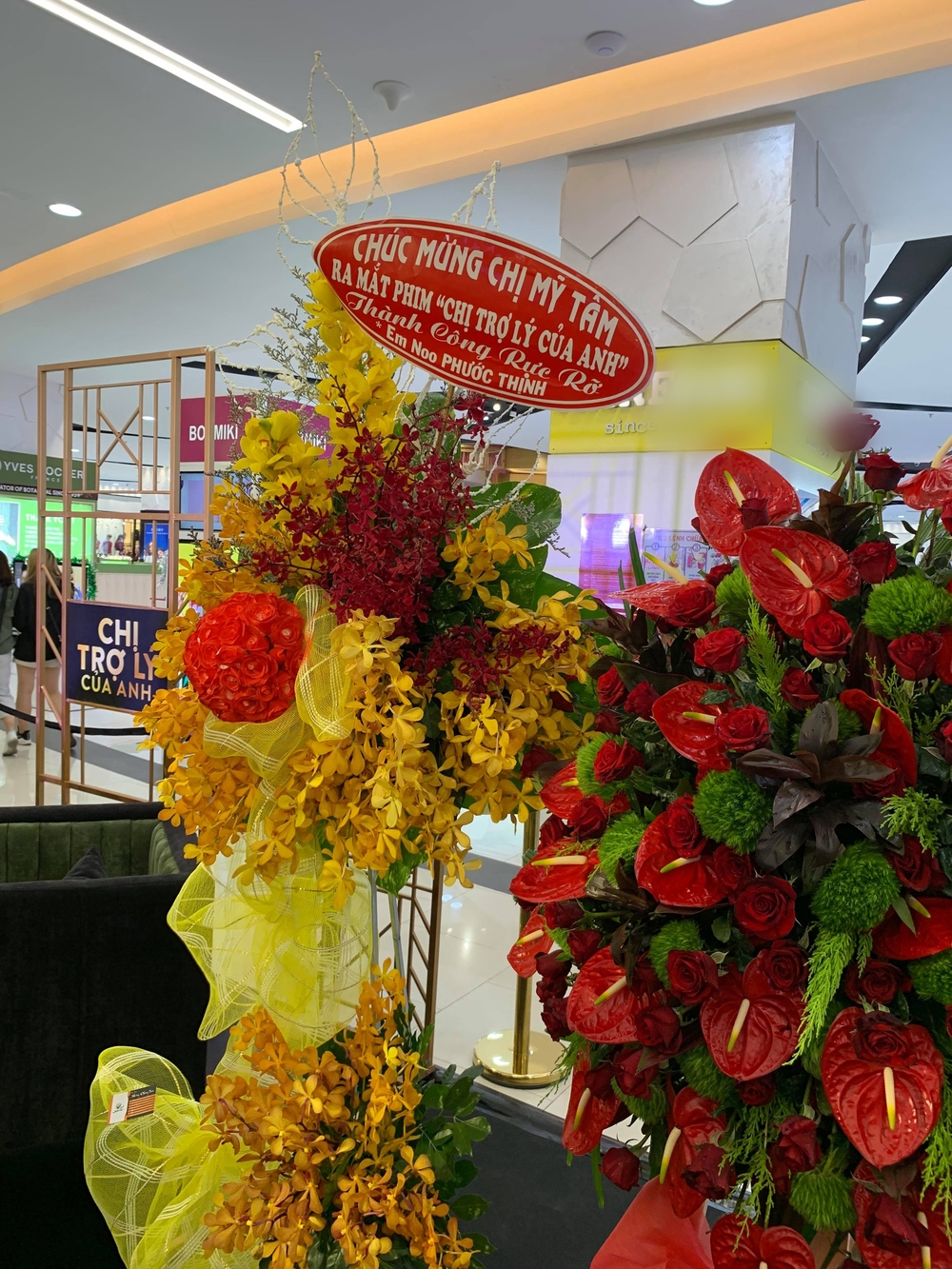 
Trùng lịch trình không tham gia sự kiện nhưng Noo Phước Thịnh cũng không quên gửi hoa đến chúc mừng đàn chị Mỹ Tâm.