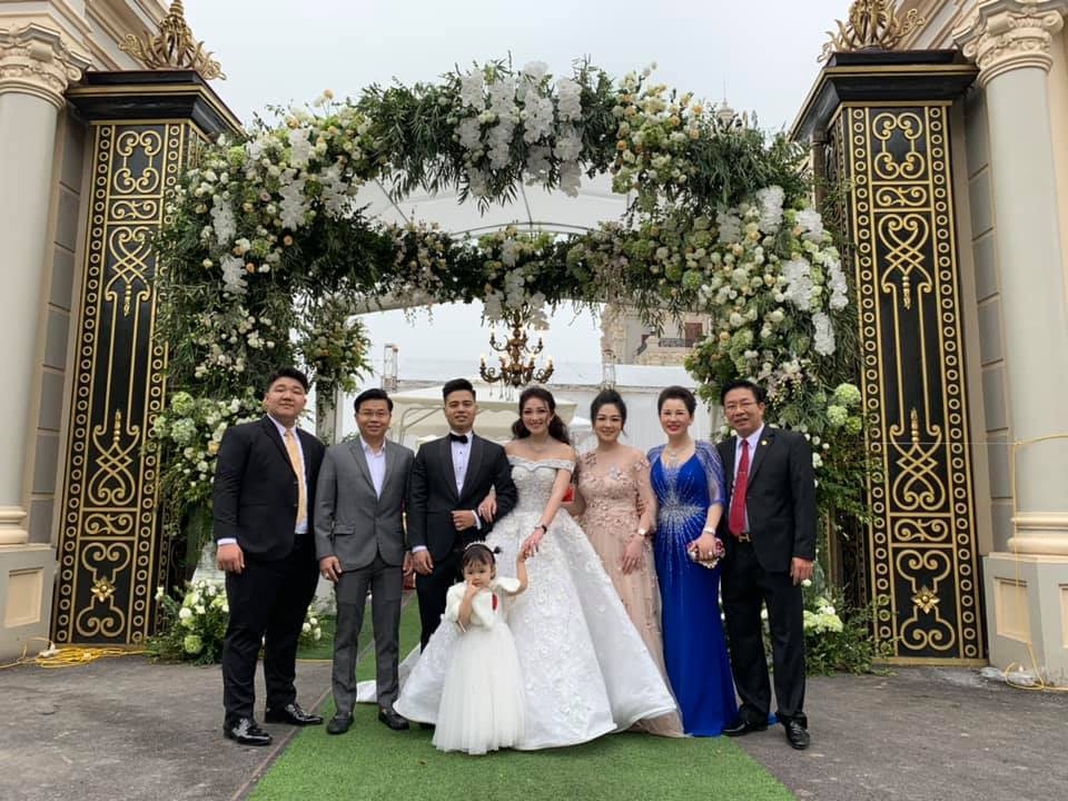 
Gia đình cùng ghi lại khoảnh khắc trong ngày cưới của Thu Hương.