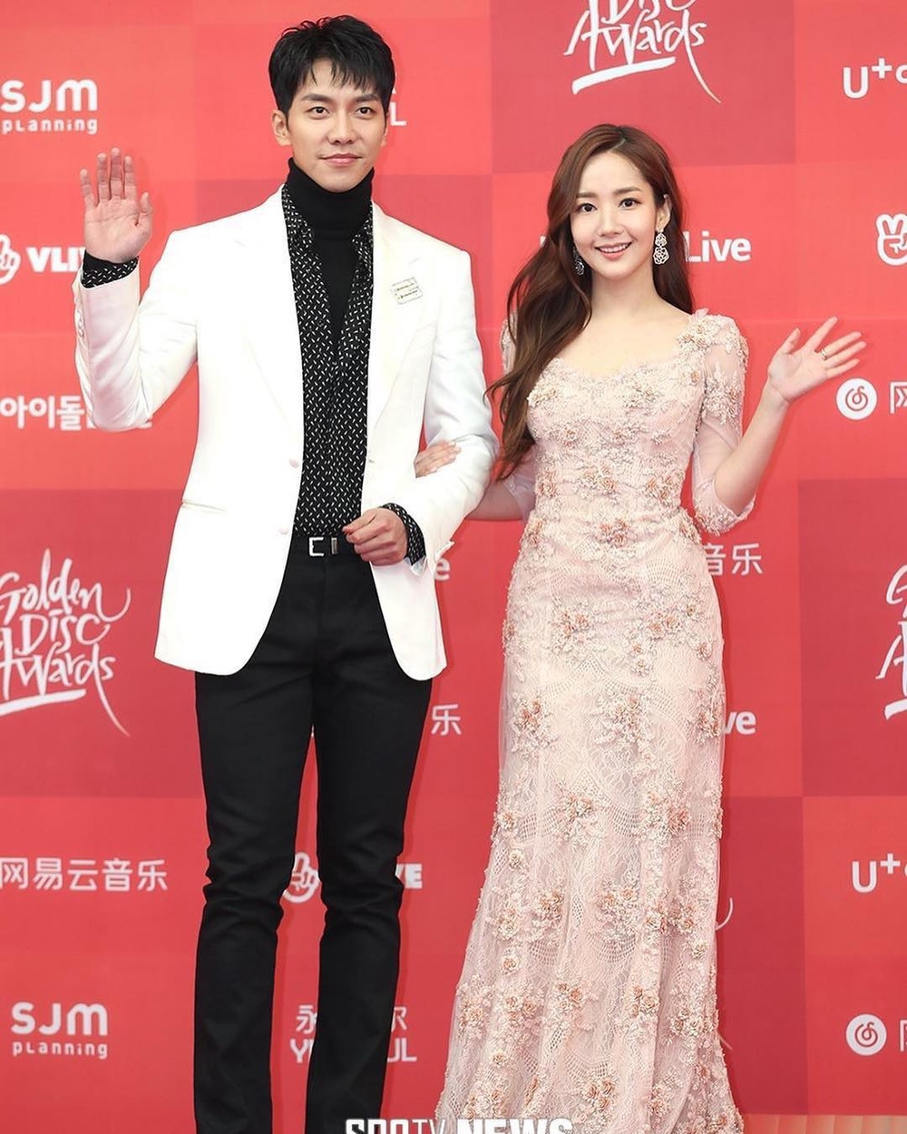 Lee Seung Gi tình tứ bên Park Min Young trên thảm đỏ Golden Disk Awards 2018