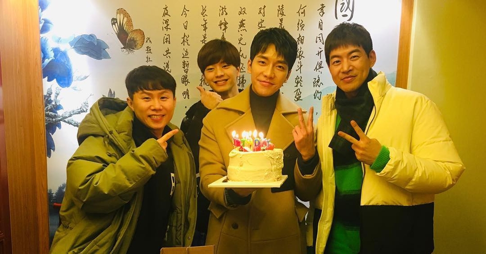 
Đoàn nghệ sĩ thân thiết với Lee Seung Gi trong All the Butlers Sungjae (BTOB), tài tử Lee Sang Yoon, nghệ sĩ hài Yang Se Hyeong cũng đến mừng sinh nhật cùng anh.