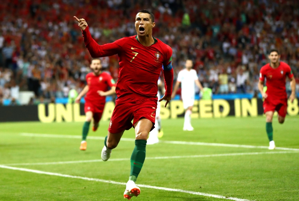 
Ronaldo là minh chứng rõ nhất cho câu nói "Gừng càng già càng cay". Ở tuổi 33, độ tuổi mà những cầu thủ khác đã tính đến chuyện giã từ sân cỏ, Ronaldo vẫn rất sung mãn trên hàng công của ĐT Bồ Đào Nha. Với 85 bàn sau 154 trận ra sân cho Selecao châu Âu, CR7 đã chính thức trở thành cầu thủ châu Âu ghi nhiều bàn thắng nhất cho ĐTQG.