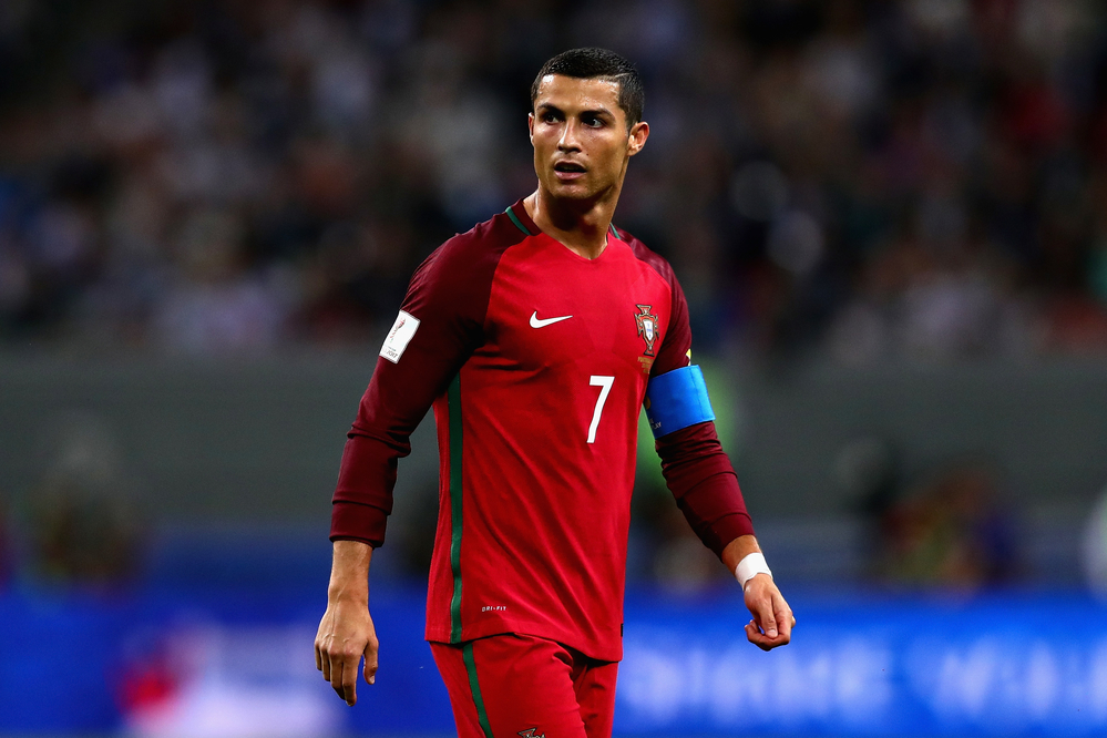 
"Siêu kỷ lục gia" Cristiano Ronaldo đã nổ súng tại 9 giải đấu quốc tế liên tiếp trong màu áo ĐT Bồ Đào Nha. Tại World Cup 2018, CR7 đã có được 4 bàn, trong đó có cú hat-trick ấn tượng vào lưới ĐT Tây Ban Nha. Tuy không thể giành Vua phá lưới và đưa ĐT Bồ Đào Nha đi sâu nhưng Ronaldo vẫn khiến người khác nhớ đến tên mình.