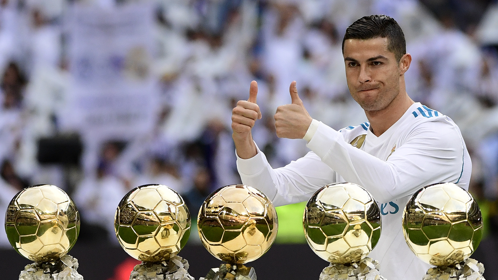 
Tuy để mất danh hiệu Quả bóng vàng 2018 vào tay người đồng đội cũ Luka Modric nhưng Ronaldo vẫn thiết lập nên kỉ lục mới với tư cách là cầu thủ nhận được nhiều đề cử cho danh hiệu cao quý này nhất. Cụ thể, Ronaldo đã có 15 lần được đề cử Quả bóng vàng dù chỉ thi đấu chuyên nghiệp 17 năm.
