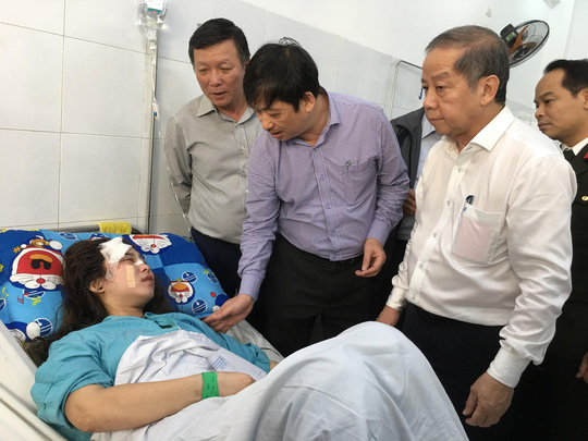 
Ông Đặng Việt Dũng (thứ 2, từ trái qua), Phó Chủ tịch Thường trực UBND TP Đà Nẵng đến thăm các nạn nhân vụ tai nạn tại Bệnh viện Đà Nẵng. Ảnh: NLĐ