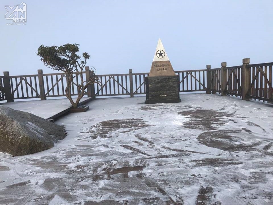 Sáng nay, tuyết phủ trắng xóa đỉnh Fansipan, du khách ngỡ ngàng tưởng đang ở trời Tây