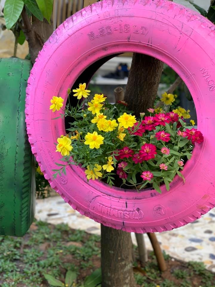 
Không chỉ thế, Vy Oanh còn dùng những đạo cụ lốp xe bỏ đi sơn màu vô để trở thành chậu hoa trồng thật sinh động.  - Tin sao Viet - Tin tuc sao Viet - Scandal sao Viet - Tin tuc cua Sao - Tin cua Sao