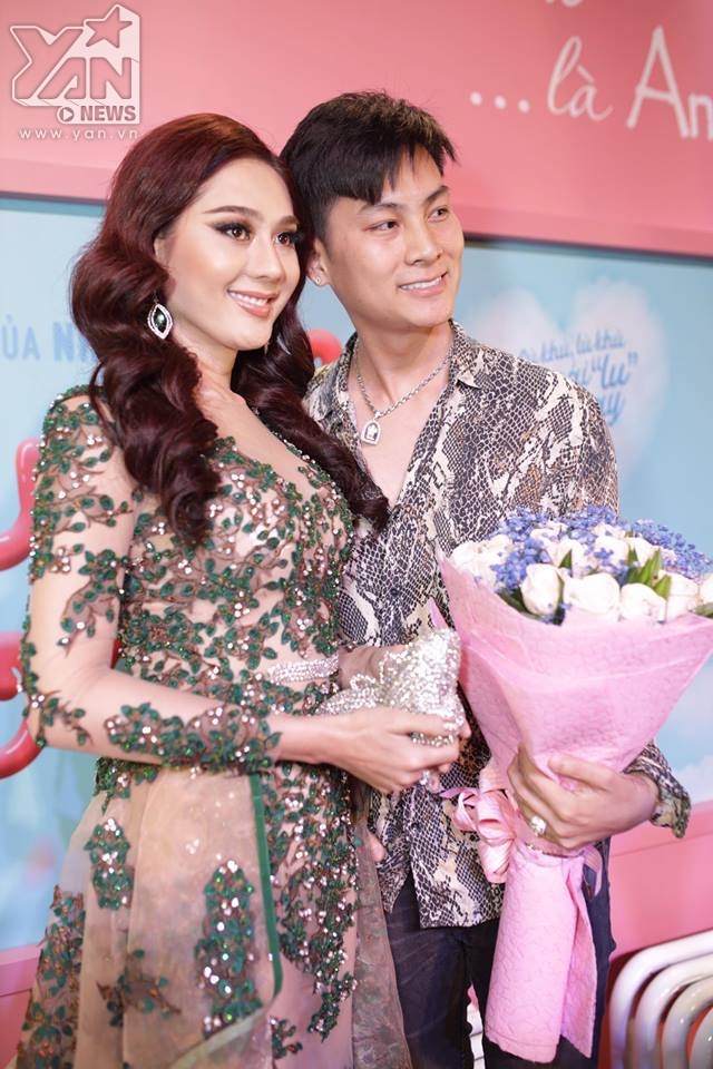 
Lâm Khánh Chi và chồng