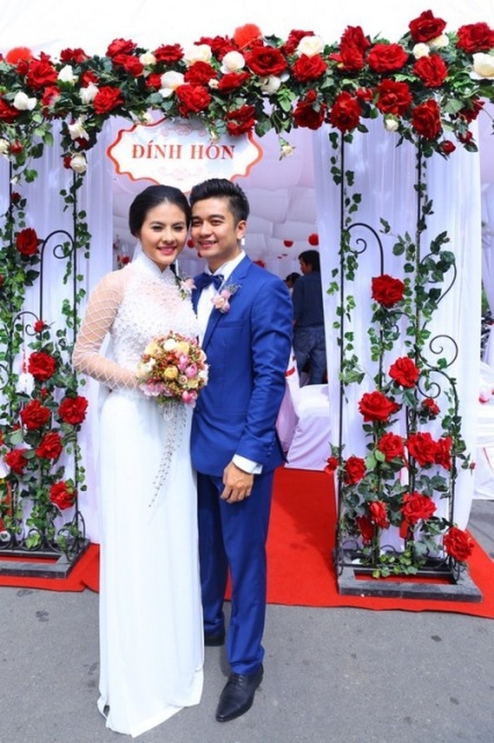 
Trong lễ đính hôn, nữ diễn viên Vân Trang mặc áo dài màu trắng nhẹ nhàng với hàng trăm viên ngọc trai được đính kết tinh tế làm tăng sự sang trọng cho bộ áo.