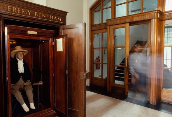 
Đang ngồi và mặc quần áo đầy đủ trong tủ tại trường Đại học College, London chính là xác ướp của Jeremy Bentham. Nhà triết học người Anh qua đời năm 1832 này đã yêu cầu xác mình được bảo quản như một biểu tượng sống.