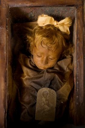 
Xác ướp của bé Rosalia Lombardo 2 tuổi nằm trong nghĩa trang dưới lòng đất Capuchin Catacombs ở Ý. Mặc dù qua đời vì bệnh viêm phổi vào năm 1920, cơ thể của em vẫn được bảo quản một cách đáng kinh ngạc, vẹn nguyên và sống động như thể em còn đang thở.​