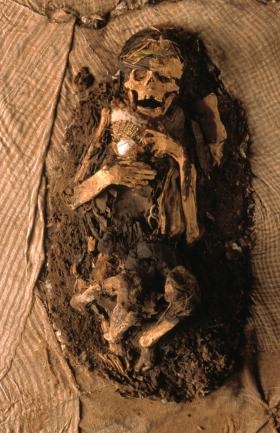 
Một xác ướp của tộc người Inca ở Lima, Peru. Xác nam giới, phụ nữ và trẻ em của bộ tộc này đều được bọc trong những tấm vải dệt tinh xảo và ướp một cách tự nhiên sau nhiều thế kỷ nằm trong khí hậu khô cằn.