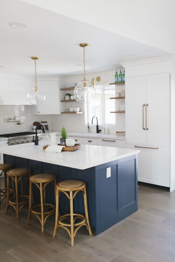 
Mang gam xanh navy vào nhà bếp giúp giảm nhiệt, đưa làn gió mới đến không gian nấu nướng.